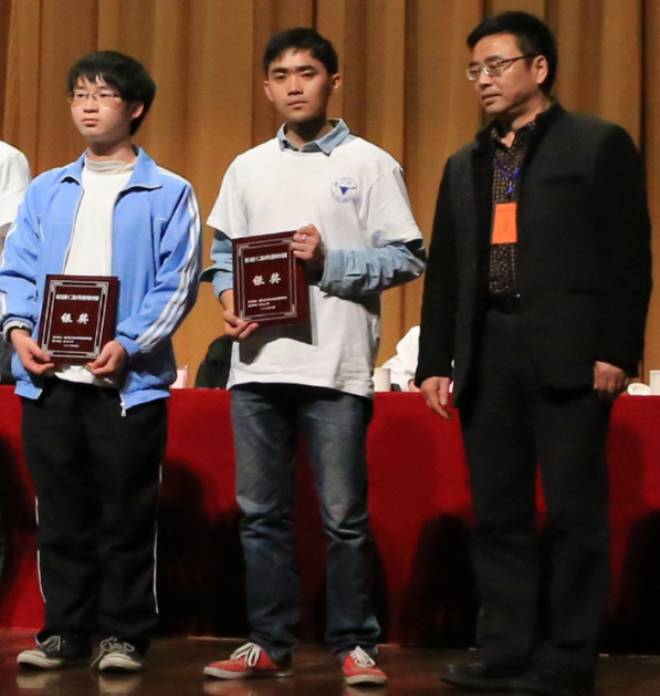 图3 双赢彩票
银奖队伍代表汝峰领奖